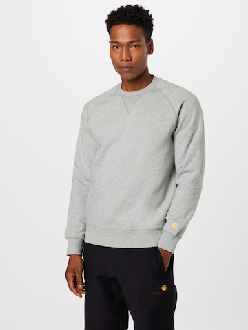 Carhartt WIP Sweatshirt 'Chase' i grå: framsida