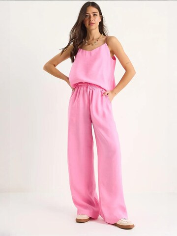 Completo pantalone di Bianco Lucci in rosa