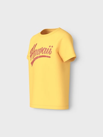 NAME IT T-shirt 'VUX' i gul