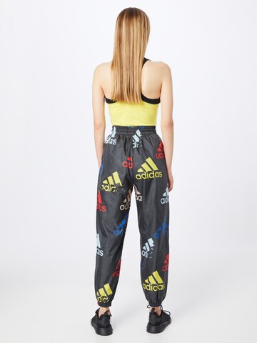 ADIDAS SPORTSWEAR Loosefit Sportsbukse 'Essentials Multi-Colored Logo Loose Fit ' i grå