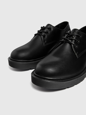 Pantofi cu șireturi de la Pull&Bear pe negru