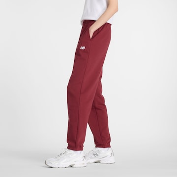 Effilé Pantalon 'Essentials' new balance en rouge