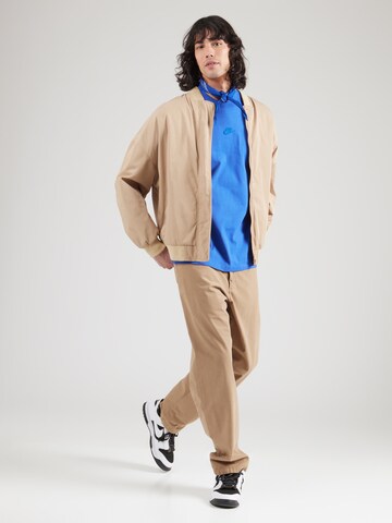 Nike Sportswear - Camiseta 'Premium Essentials' en azul