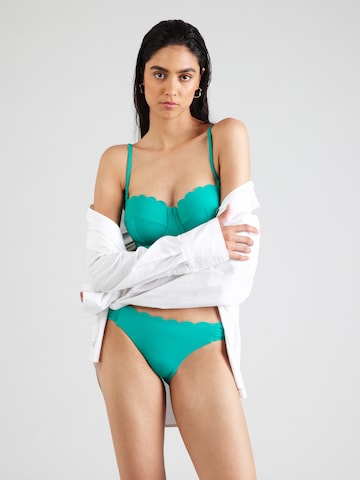 Hunkemöller T-shirt Bikini top 'Scallop' in Green: front