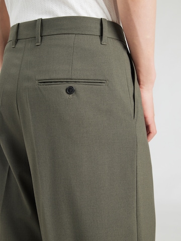 WEEKDAY - Loosefit Calças com pregas 'Uno' em verde