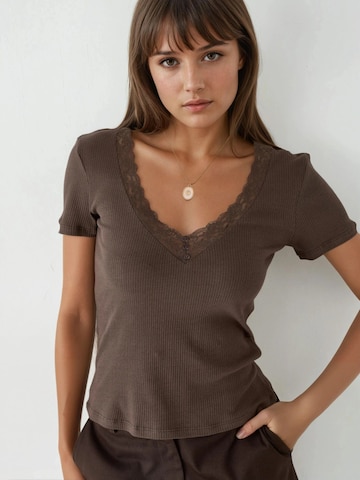 Busem Shirt in Bruin: voorkant