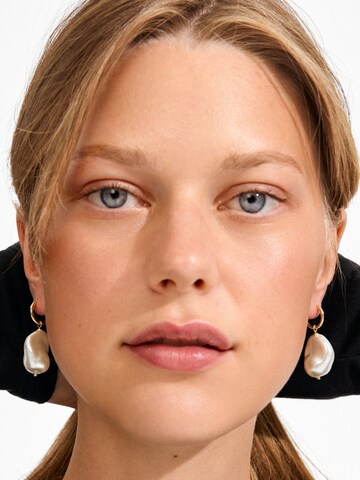 Pilgrim Náušnice 'Radley' – zlatá: přední strana