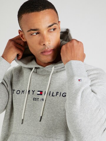 TOMMY HILFIGER Sweatshirt i grå