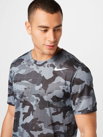 T-Shirt fonctionnel NIKE en gris