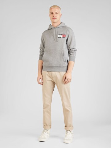 TOMMY HILFIGER - Sweatshirt 'NEW YORK FLAG' em cinzento