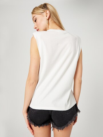 Top 'Josy' di Hoermanseder x About You in bianco