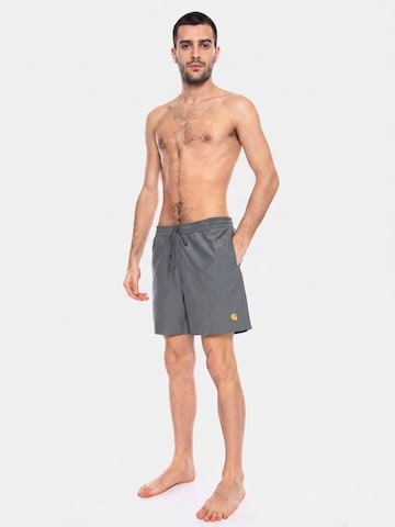 Pantaloncini da surf 'Chase Swim Trunks Velvet Green / Gold' di Carhartt WIP in verde: frontale