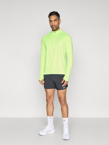 NIKE Функционална тениска 'STRIDE' в зелено