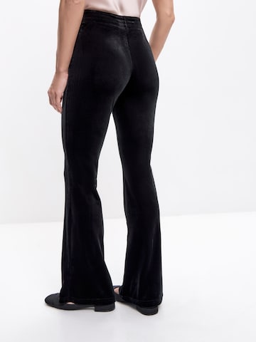 Coupe slim Pantalon 'Velvet flared trousers Petite' Serena Silueta en noir