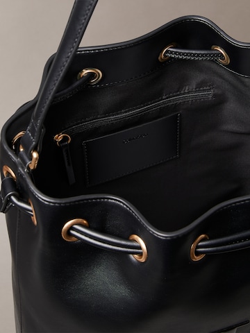 juoda Calvin Klein Sutraukiama rankinė