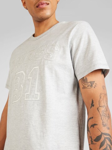 T-Shirt GUESS en gris