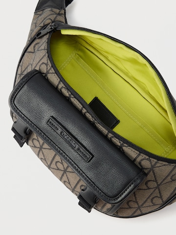 Calvin KleinPojasna torbica - smeđa boja