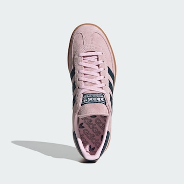 rozā ADIDAS ORIGINALS Zemie brīvā laika apavi 'Handball Spezial'