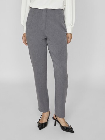 Tapered Pantaloni 'Varone' di VILA in grigio: frontale