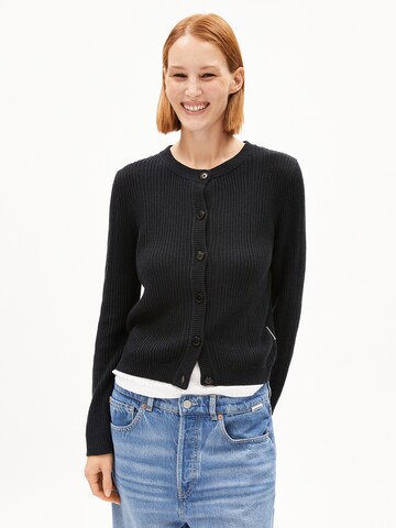 ARMEDANGELS Gebreid vest in Zwart: voorkant