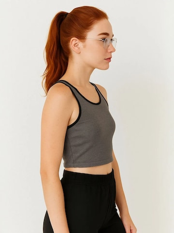 Tommy Life Top 'Crop Top' in Grey