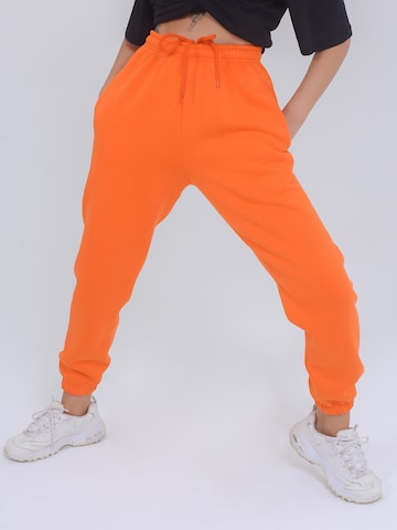 FRESHLIONS Tapered Bukser ' Dalina ' i orange: forside