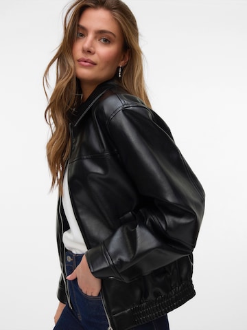 VERO MODA Välikausitakki 'VMTALUA' värissä musta