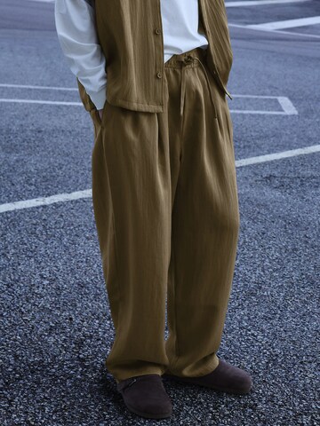 Bershka Baggy Trousers 'RÚSTICO' in Green