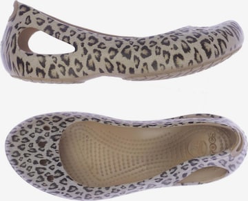 Crocs Flats & Loafers in 38 in Beige: front