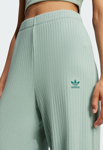 ADIDAS ORIGINALS - Pierna ancha Pantalón 'Essentials' en verde
