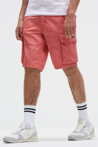 CAMP DAVID Regular Cargo Pants in Orange: front