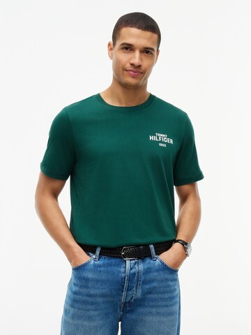 Tricou '1985' de la TOMMY HILFIGER pe verde: față