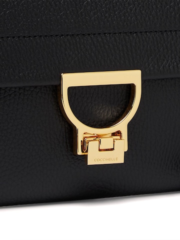 Borsa a tracolla 'Arlettis Handbag Grained Leather' di Coccinelle in nero