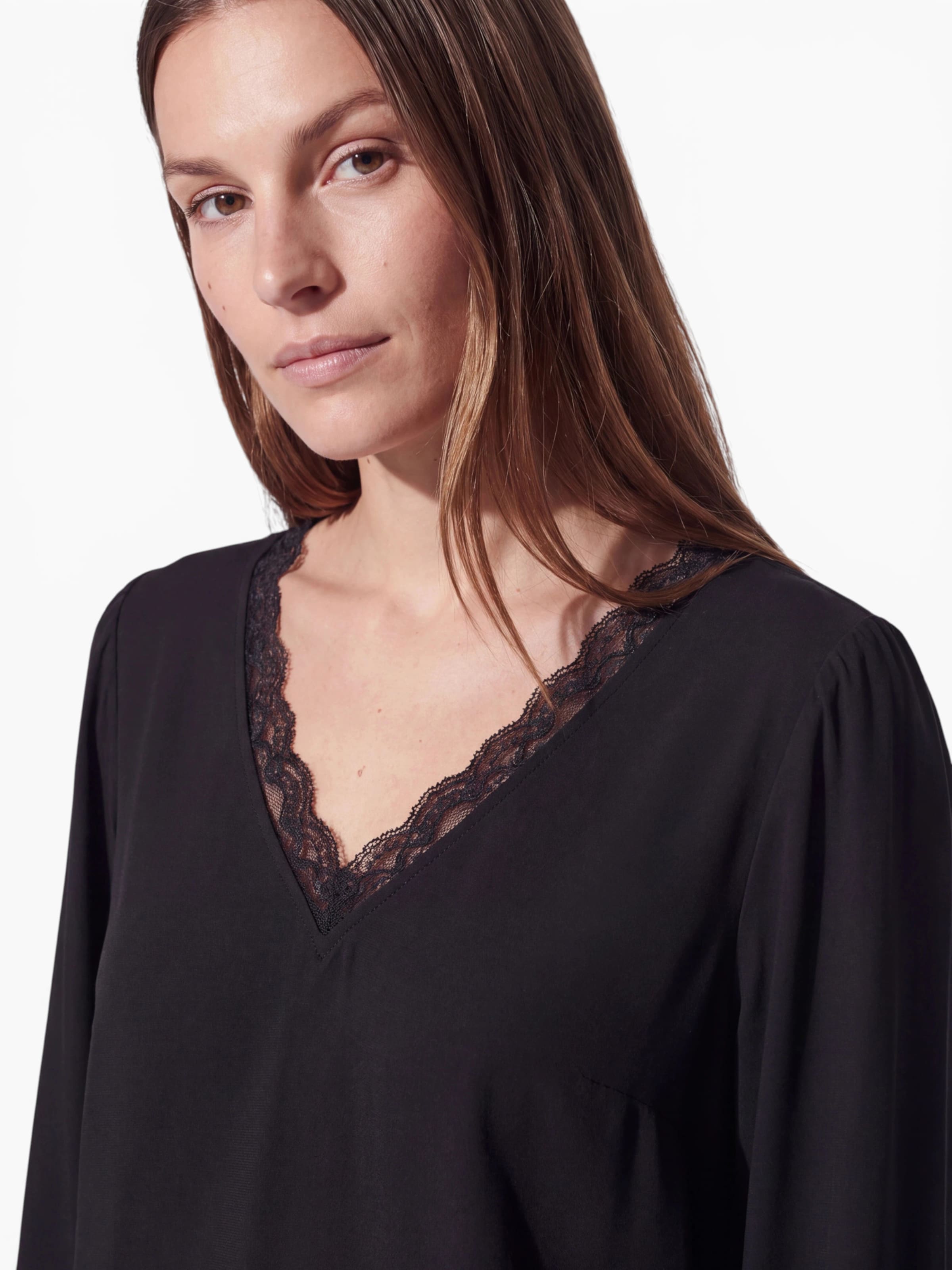 Vero Moda Curve Shirt 'VMCBELLA' in Zwart