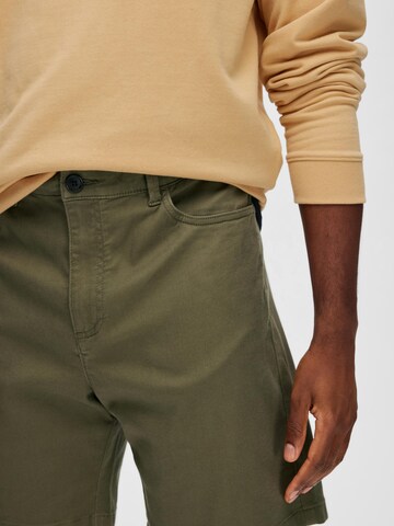 SELECTED HOMME Regular Chino trousers 'CARLTON' in Green