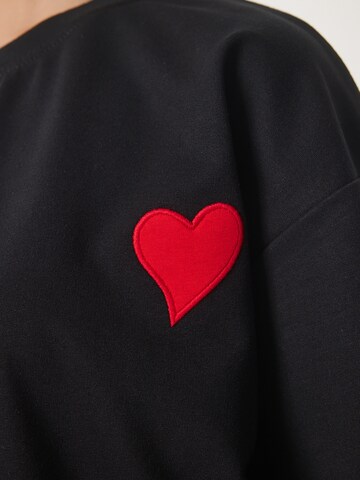 Tricou de la Happiness İstanbul pe negru