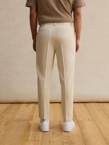 DAN FOX APPAREL Regularen Hlače na rob 'Justus' | bela barva