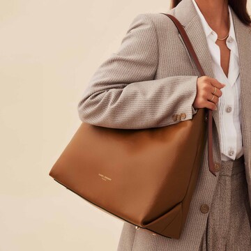 Isabel Bernard Shoulder Bag in Brown: front