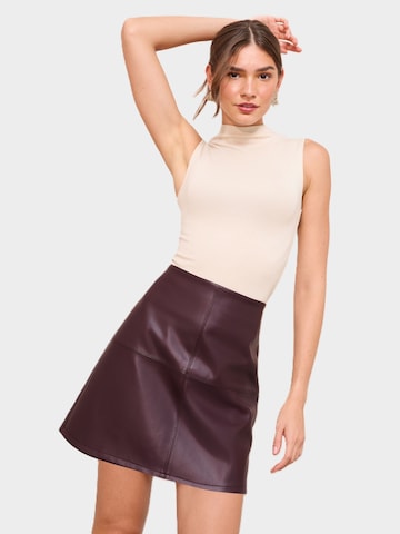 Friends Like These - Falda en rojo: frente