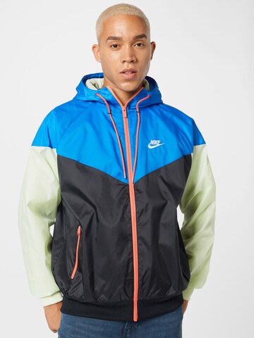 Nike Sportswear Jacke in Schwarz: predná strana