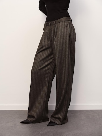RÆRE by Lorena Rae Loosefit Παντελόνι πλισέ σε καφέ