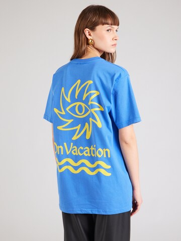 On Vacation Club Футболка в Синий: спереди