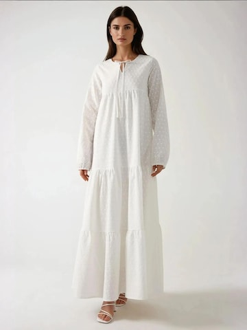 Hiccup Dress in White: front