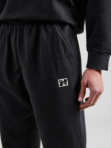 Tapered Pantaloni sport 'HERITAGE' de la NIKE pe negru