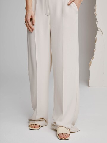 A LOT LESS Zvonové kalhoty Kalhoty s puky 'Daliah' – bílá: přední strana