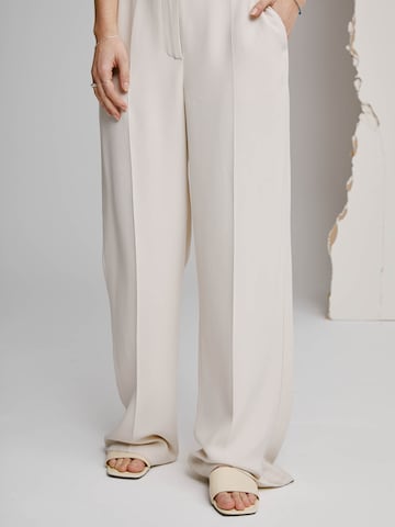 A LOT LESS Wide leg Pleated Pants 'Daliah' in White: front