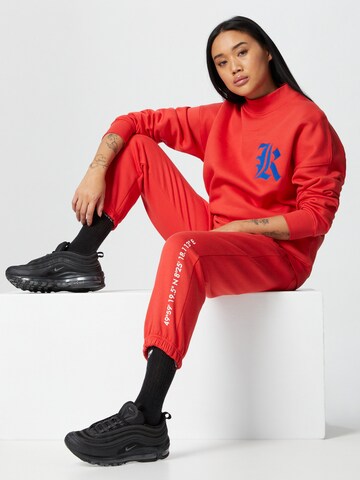 Sweat-shirt 'OV Crewneck K' ABOUT YOU x Mero en rouge