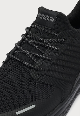SKECHERS Rövid szárú sportcipők 'SLADE - LUTHER' - fekete