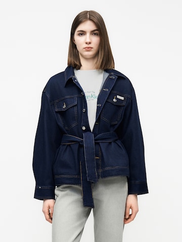 Calvin Klein Jeans Kevad-sügisjope, värv sinine: eest vaates