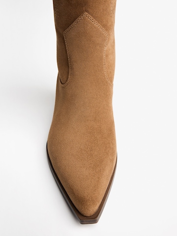 Cizme de cowboy de la Bershka pe bej